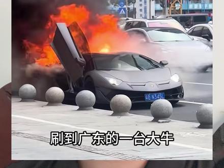 大牛烧掉太正常了不自燃才有问题不管是SVJ.750SV.740s通通一样时间问题无关什么赛道水箱改装问题。这么小的机舱塞进去一个V12,四驱系统,进气系统,冷却系统,关键排气系统就在机舱下方,水管在排气上面,数不清的线束,八根水管。别说阿文塔多了,新大牛为了散热机舱盖都不要了
#上热门🔥 #超跑自燃 #西双版纳租车