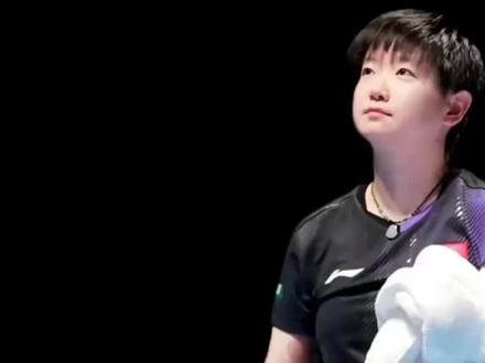 #孙颖莎 我们小莎聪明着呢,等着你侧身,然后让你看着却无能为力,真是棒死了(cr来源于网络)