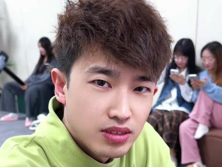 如果给你一万块,你愿意扇你最好的朋友一耳光吗?#我的逗比同事 #办公室趣事 #奇葩同事