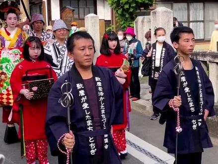 花魁道中是花魁前往扬屋的路上,花魁日语: おいらん,她们多梳立兵库,穿着华丽的和服,足部穿著名为“三枚齿下駄”的漆木屐,身穿约20公斤的衣裳,所以有“花魁走路比牛车慢”的谚语 #花魁道中 #おいらん