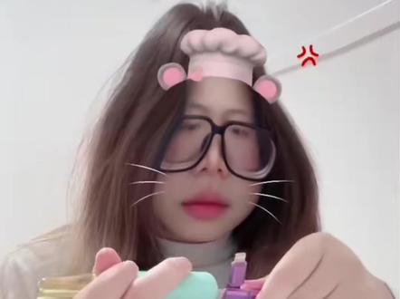 踩了很多雷才总结出来的鸭嘴兽口味红榜 🌿红榜·闭眼入(新手友好)
真实评价分享
1. Coconut Water(椰子水):
· 甜度:较低
· 凉度:中等
· 口感:清新,带有椰子的自然风味
2. Lush Ice(西瓜冰):
· 甜度:较高
· 凉度:高
· 口感:清爽,带有西瓜满满的冰爽感
4. Taro Ice(香芋):
· 甜度:中等
· 凉度:中等
· 口感:刺激,带有红牛的能量感
6. Pumpkin(南瓜):
· 甜度:中等
· 凉度:较低
· 口感:温暖,带有南瓜的甜美和香料味
7. Menthol Plus(纯薄荷):
· 甜度:较低
· 凉度:高
· 口感:清凉,带有强烈的薄荷味
8. Pink Guava(芭乐蜜石榴):
· 甜度:较高
· 凉度:较低
· 口感:甜美,带有芭乐的浓郁风味
9. Lychee Ice(荔枝冰):
· 甜度:较高
· 凉度:中等
· 口感:清爽,带有荔枝的甜美和冰凉感
10. White Freeze(老冰棍):
· 甜度:较低
· 凉度:高
· 口感:清凉,带有老冰棍的经典风味
11. Lemon Ice Tea(冰红茶):
· 甜度:中等
· 凉度:中等
· 口感:清新,带有红茶的香气和柠檬的酸甜味
12. Red Wine(冰葡萄酒)
· 甜度:较高
· 凉度:较低
· 口感:醇厚,带有葡萄酒的甜美和复杂风味
13. Ludou(绿豆):
· 甜度:较低
· 凉度:中等
· 口感:清爽,带有绿豆的清新风味
14. Hibiscus Ice Tea(洛神花茶):
· 甜度:较低
· 凉度:中等
· 口感:清新,带有洛神花的酸甜味
15. Mineral Water(矿泉水):
· 甜度:无
· 凉度:中等
· 口感:纯净,带有矿泉水的清爽感
16.Green Grape(青提):
· 甜度:中等
· 凉度:较低
· 口感:清新,带有青提的酸甜味
17.Cola Ice(可乐):
· 甜度:较高
· 凉度:中等
· 口感:刺激,带有可乐的经典风味#鸭嘴兽