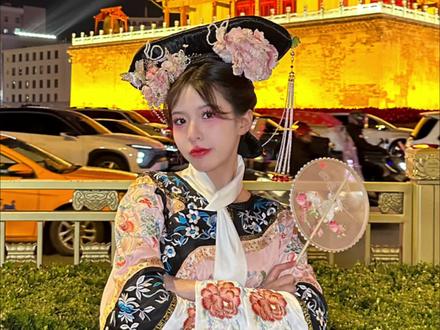 今天是美的不得了格格@静玲阁汉服妆造 #西安 #汉服 #西安同城 #拍照 #冬季汉服斗篷