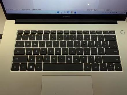 斜杠和反斜杠怎么打?很多人一直按错 斜杠 / 和反斜杠 \ 看着差不多,按键位置却完全不同。记住:问号键打斜杠,竖线键打反斜杠。如果打出来是顿号,先切换成英文输入法!
#键盘小技巧 #电脑基础知识 #平板键盘 #键盘符号 #打字技巧