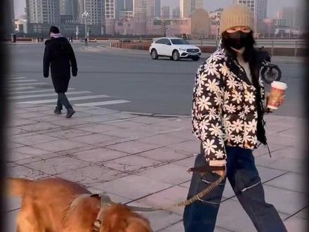 农历新年里的第一篇好物分享|||这个年过得怎么样?在这给大家拜个晚年!休息了好多天,认真过节的同时也没忘记给你们分享好东西~今天正好赶在出门happy前,又素颜上场简单叨叨一小会儿,兔年要更加“董”生活呦!
#日常穿搭 #我的护肤日常 #好物分享 #我的ootd #董洁