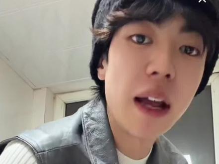 #盈公主和纳迪尔 一件百年军官马甲,承载时光印记。纳迪尔的选择,不为省钱,只为那份独特的复古情怀与历史温度。这不仅是穿搭,更是个性与故事的延续。
@👑盈公主👑这几天陪孩子❤️3号年货节 @纳迪尔 @盈公主视频负责人老周