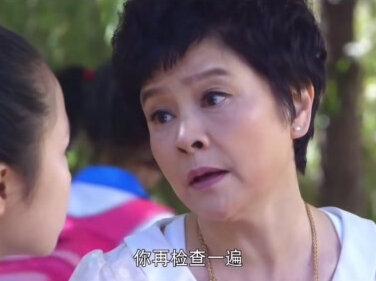 1-1#婚姻料理#闫妮#赵立新#喜剧 剧情:女儿考试晕倒,丈夫工作隐瞒:美女大厨阿琴在厨房忙碌炒菜,而她的丈夫杨树在实验室专注于实验,忽略了陪女儿杨桃桃参加升学考试。桃桃在姥姥陪同下等待无果,最终因紧张在考场晕倒,被担架抬出。姥姥联系杨树和阿琴,杨树关机,阿琴则因工作走不开,只好让桃桃大姨先去照顾。阿琴下班后得知杨树两月前已辞职,匆忙赶回家。
夫妻矛盾爆发,提出离婚:杨树回家后,先去看望女儿并道歉,提及自己实验出了事故。随后阿琴与杨树在客厅交谈,杨树承认错误并说起家庭梦想,但阿琴因桃桃上不了重点高中一事与他争吵,气愤之下提出离婚,杨树一时语塞。夜晚,阿琴告知女儿无法就读杨树任教的附属中学,女儿失望,阿琴好言哄睡。次日清晨,阿琴发现杨树搬去实验室,只留下字条让她冷静。
家人态度各异,离婚成定局:大姨得知阿琴要离婚,前来分享不婚主义观点。姥姥得知后,先是询问财产分割事宜,后又去找杨树,催他赶紧离婚。阿琴在厨房因心事重重,炒菜风格豪放吓到同事。杨树在实验室接到阿琴电话,阿琴坚持离婚,杨树试图打哈哈敷衍,最终阿琴挂断电话,独自伤心。杨树反省后,打电话同意离婚。此外,果果为杨树安排了去哈佛讲学,杨树因怕错过女儿生日想拒绝,果果却一直纠缠,杨树只好给阿琴打电话,桃桃得知后感到失望。