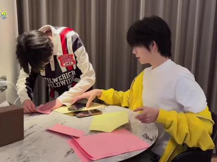 #陈奕恒 #左奇函 两个可爱宝宝懵懵的叠千纸鹤 好萌啊#TF家族四代#我的追星日记 @抖音小助手 @DOU+小助手 @抖音流量扶持商家