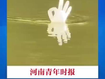 男子用手套自制手势漂浮钓鱼,鱼咬钩第一时间“ok”