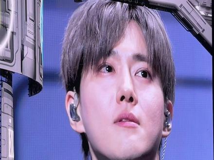 小队啊,原来被困在回忆里的不止是我。。。
我不信靠演技就能在这么欢乐的氛围里用几秒就流下眼泪,看着久违的银海的时候你在想什么呢。。。
把得到大赏的时间记到精确到分秒的你,是真的一直默默在守护珍贵的回忆啊🥺
#exo #exol #金俊勉 #守护