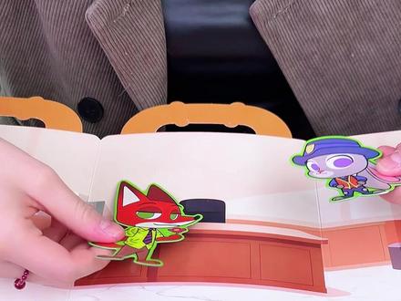 小朋友喜欢的疯狂动物城出果冻贴安静书了,一撕一贴就能玩,真是好玩又解压#疯狂动物城 #果冻贴安静书 #果冻贴纸书