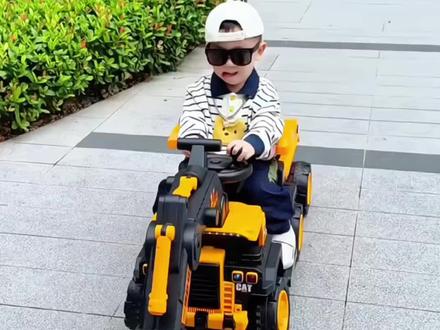 可坐人的挖掘机,1-6岁宝宝的最爱#电动挖掘机 可油门可滑行,挖沙挖土太酷了,圆孩子的挖机梦#儿童挖掘机 #儿童玩具 #儿童礼物 #好物推荐