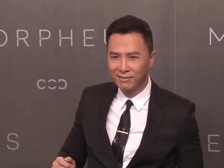 58岁甄子丹秀恩爱,嘟嘴亲吻老婆汪诗诗,完全看不出有18岁年龄差