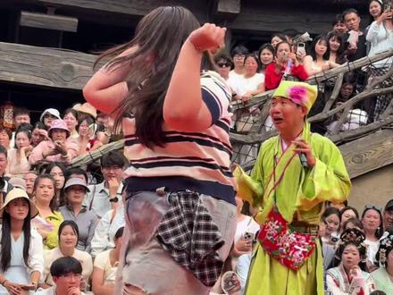 老嫂子:她不中 她忒胖 小姐姐一跳舞傻眼了,太牛了 #万岁山来了个舞蹈王者 #万岁山武侠城 #万岁山老嫂子 #万岁山让我感到陌生