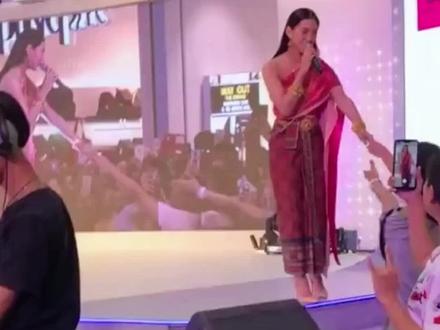 还记得天生一对主题曲吗?来个Bella现场版的#Bella#泰国歌曲#天生一对#现场演唱 #泰国旅游#泰国明星