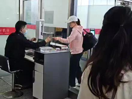 机场又偶遇陈梦,人美心善,非常有亲和力
