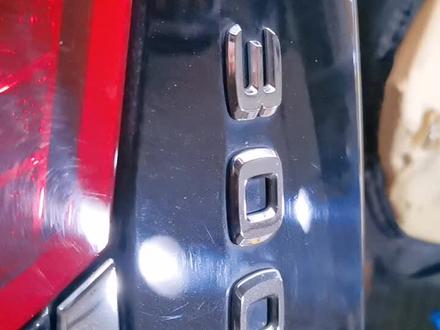 老款奔驰E300L后排靠背座椅拆装,不是往上提,后面有机关。两个锁块要打开…#后排靠背座椅拆装#奔驰