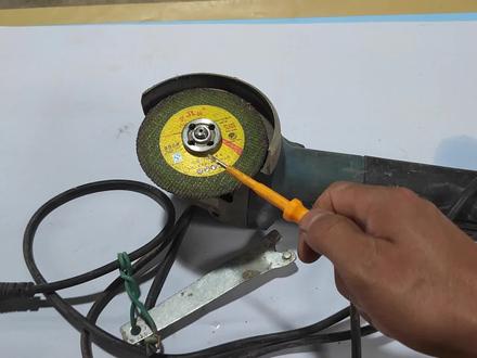 水电工最新创作,在角磨机上接一条线能改成交流直流双用,真方便