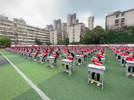 平顶山市卫东区五条路小学课桌操《少年中国说》展示👏
歌声朗朗,桌声隆隆。同学们伴随着动感欢快的音乐声,有节奏的变换手势,动作整齐划一,展示了当代少年的精神面貌。