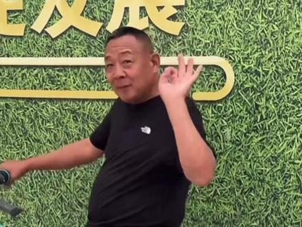 褪去商界光环,只剩真心热爱!于东来偶遇灵魂摩托一眼沦陷,魏建军直接专属定制。千亿订单是强强联手,一台专属机车温柔以待,懂你所爱最难得。#魏建军 #于东来 #胖东来 #长城汽车