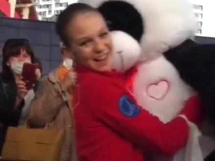 莎莎 最爱的熊和熊猫原来是这样来的 憨莎真受冰迷们宠爱🥰#特鲁索娃 #俄罗斯 #花样滑冰