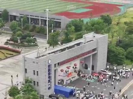 黄山市高考第一天,屯溪一中考区,高三学子考好语文后陆续走出考场!(程向阳)