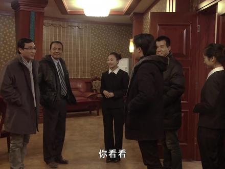 新疆聚餐趣事,点菜喝酒引发的欢乐时光 聚焦在滨海市对口支援“疆南县”的援疆分指挥部,以分指挥长高天山为男主人公三年半的援疆工作为主要线索,辐射出了分指挥部坚持发展是第一要务,坚持“民生优先、群众第一、基层重要”,坚持“以现代文化为引领”,坚持以科技、教育为支撑,加速新型工业化、农牧业现代化、新型城镇化进程的创新举措。 用改善民生这把钥匙开启百姓心门,为各族群众解难事、办实事,共同演奏新疆旋律的激昂乐章。在剧中,通过对高天山、艾山县长和叶诚三位县领导之间,陆永生和教育局长玉山江之间,援疆教师顾家一和维吾尔族孩子之间,援疆干部和家人之间感人至深故事的叙述,旨在表达各民族之间的深厚情感,最终达到彼此理解的和谐境界。#短剧推荐