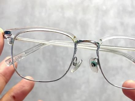 眼镜鼻托总是被不小心压变形,去眼镜店调整又不方便,自己在家可以试试这样调整!#眼镜维修 #近视 #戴眼镜 #鼻托调整