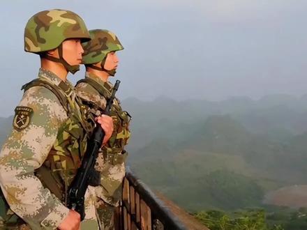 除夕站岗,守护万家灯火,一家不圆万家圆。#站岗 #致敬中国军人 #军人风采 #创作者灵感