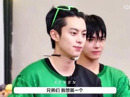 还穿个裤子防我们呢#宇宙闪烁请注意