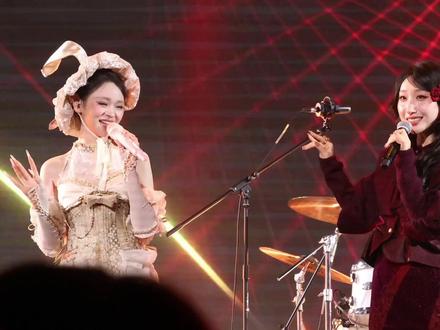 这两位合唱更是一绝#草帽酱 #等什么君 #草帽酱南京演唱会 #凉夜横塘 @草帽酱🎀 @邓寓君(等什么君)