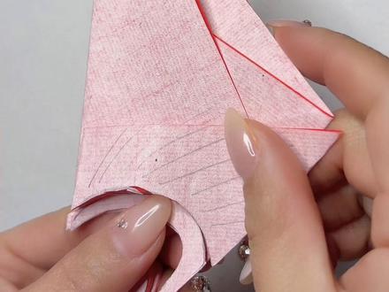 ✨ 一张红纸,剪出满屏爱心
❤️ 把心意藏进每一刀里~
#手工剪纸 #爱心窗花 #新年手作 #治愈系手工#亲子手工