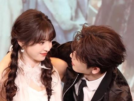 你在左边 我紧靠右~#田曦薇 #张凌赫 #线下