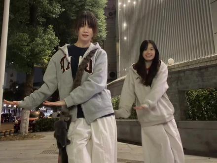 让你最抽象的朋友来拍这个#初雪#海豹舞#舞蹈 #简单易学 #和姐妹合拍