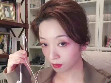 席琳法语歌练声L'amour existe encore 歌词翻译:《爱仍存在》
我躺在你身畔体会到爱的萦绕
我的飘零因遇到你而找到了归宿
我将所有的孤凄洒尽在路的尽头
爱你
到天荒地老
到用尽气力
到生死不离
我们中间隔着遥远无尽的距离
但我不在乎
不在乎所谓的对错与正邪
世界的价值和风向由愚人操纵
爱的是非曲直由我们自己定义
我们选择每一天更加坚信爱
飞越野蛮与暴力
飞越疯癫与血腥
即便狼烟四起 战火喧嚣
只要有你在
我永远相信爱
让爱穿越死亡
让爱永续
短评:
席琳的又一首法语反战类歌曲,歌词中的爱人的意象可以指具体的身边爱人,也可以指因战死去的爱人,亦可以指我们每个人生命中重要的人。
人类,就是这样一种特别需要爱,没有爱就疯狂绞尽脑汁在生活里索取爱,有了爱就仿佛可以战胜天地的生物。
#法语歌
#练声
#声乐
#席琳迪翁
#Lizzbett翻唱