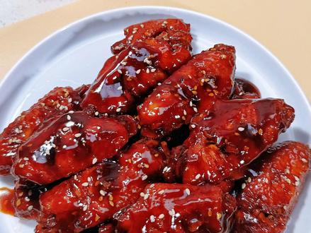 公瑾出品必属精品!尝试复刻新菜系达啤啤爆翅,简直太会研发了! @变成护肝片 #达啤啤爆翅 #公瑾爆蛋 #以为看公瑾吃饭是一件很小众的事 #鸡翅的100种做法 #满级吃商指南