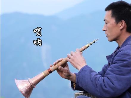 百般乐器,唢呐为王。 唢呐在中国的历史可以追溯到金元时期,大约有五、六百年的时间。它起源于波斯和阿拉伯地区,公元3世纪左右通过丝绸之路传入中国。
唢呐最初是宫廷乐器,主要用于演奏和欣赏。
在明代,唢呐开始在军乐和戏曲音乐中得到应用。
到了清代,唢呐被编进宫廷的《回部乐》中,成为宫廷音乐的一部分。
在军事活动中,唢呐用于传递信号和鼓舞士气。
在宫廷和民间的仪仗活动中,唢呐作为重要的乐器之一。
在民间,唢呐广泛应用于各种民俗活动,如婚丧嫁娶和庙会。
戏曲伴奏:在戏曲音乐中,唢呐作为重要的伴奏乐器,增强了戏曲的表现力。
唢呐不仅是一种乐器,更是中国传统文化的重要组成部分。它在民间音乐和地方戏曲中扮演着不可或缺的角色,并在现代音乐和跨文化交流中继续发挥重要作用。2006年5月20日,唢呐艺术经国务院批准列入第一批国家级非物质文化遗产名录。@抖音小助手 #百young非遗 #唢呐 #非物质文化遗产手工制作