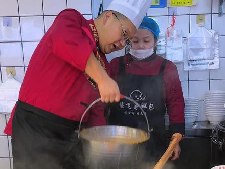 河南特色金汤牛肉胡辣汤 #飞哥鲜包 #早餐店 #早餐 #营养早餐 #胡辣汤