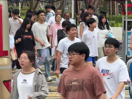 高考第二天职高考场,快来找娃儿#高考场外实拍视频 #直击高考第二天