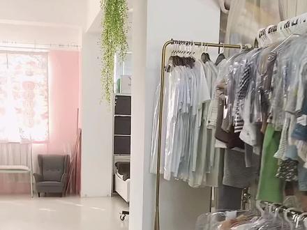 不要小看任何一家不起眼的小店哦~煎饼果子 肉夹馍 服装店 摄影店……说不定它的收入是你工资的四五倍呢嘿嘿嘿