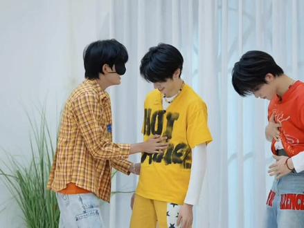 真的磕到真的了@登陆少年组合 #张泽禹张极#极禹临界暧昧 已被笑疯