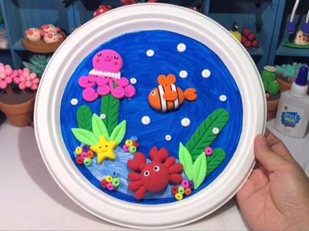 粘土纸盘画,海底世界。小朋友们,暑假手工作业完成了吗?来看看这个合不合适,超级简单哦。