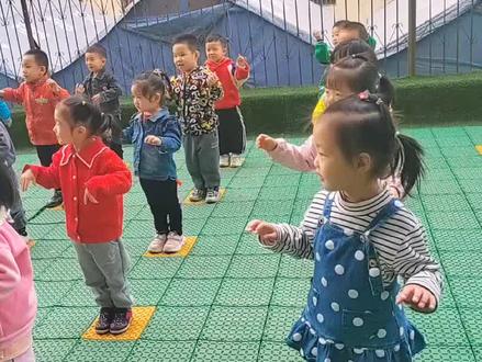 #好玩的幼儿体能游戏
《沙滩🏖排球🏐比赛》
我运动,我健康,我快乐!#户外游戏活动