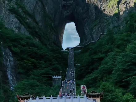 #天门山 #总要来趟张家界吧 #云雾缭绕人间仙境 我的张家界的天门山怎么和你们不一样!