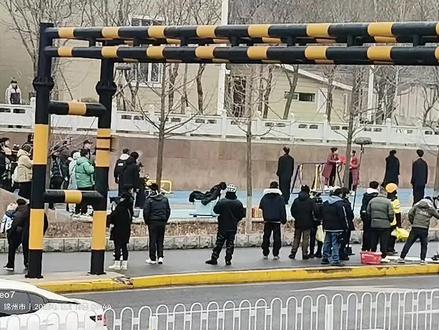 偶遇惊喜📸,竟是肖战在拍戏!小城的偶遇总是这么温暖✨#小城良方 #路透 #肖战