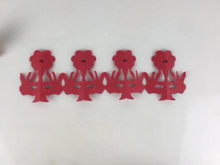 #趣味剪纸视频大全 教你二方连续剪纸,一次剪4朵花,和孩子一块动手做更有趣!#剪纸教程 @抖音小助手