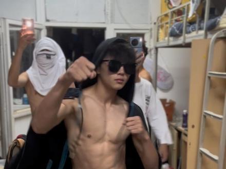 《新院拳王争霸赛》视频有点长大家耐心观看#宿舍拳王争霸赛 #大学生哪有不疯的