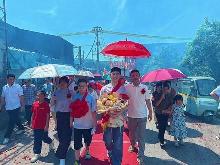 一人清华,全村光荣!这一刻真的是把“光宗耀祖”具像化了!村头搭牌坊!村内铺红毯!族长亲相迎!祠堂开正门!全族同庆贺!你是全村的骄傲! #金榜题名 #清华大学 #叶氏家族 #高考