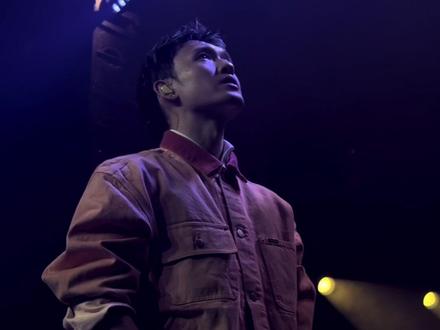 GALI北京首唱star crossing night✨ 无预警空降dy神曲 此男已无敌🥹 由于蒋文涵最近演出都没有唱这首 不抱任何希望今晚能听到 结果就是一整个大惊喜 此男就是如此宠。。原来是要放在自己的巡演里首唱🤤
puffy season真的太多惊喜了 本来以为和stripelive会大差不差 结果一整个用心地重新制作了舞台效果 并且加了好多根本没想到会听到的歌😢 还蛮开心自己来的是首场✌️一定要去现场感受下这个男人的魅力 现场和视频真的完全不一样啊啊啊啊啊@GALIGALIGALI
#gali #蒋文涵 #徐明浩 #starcrossingnight #livehouse