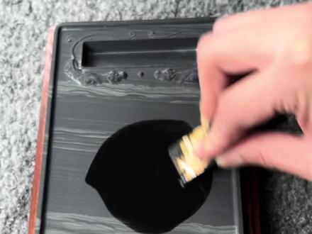 为什么只加入一小勺水用墨条砚磨,能出很多墨?
#砚台试墨 #砚台