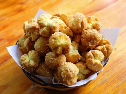 简单又易做的开口笑,外层酥脆,里面松软,希望大家每天都笑开口